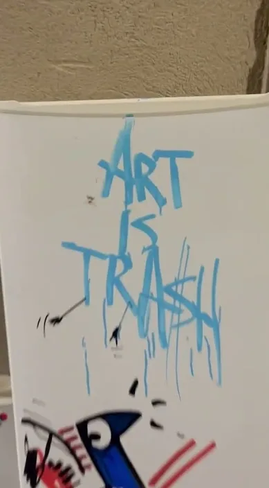 15 años regalando arte en la basura www. es – Street-Art in Barcelona: Szene aus dem Art-Is-Trash-Video von Francisco de Pájaro