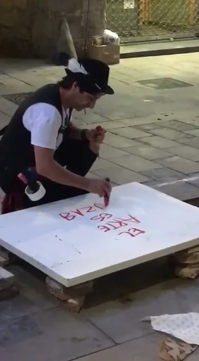 3 de junio de 2022 – Street-Art in Barcelona: Szene aus dem Art-Is-Trash-Video von Francisco de Pájaro