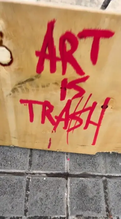 A contracorriente – Street-Art in Barcelona: Szene aus dem Art-Is-Trash-Video von Francisco de Pájaro