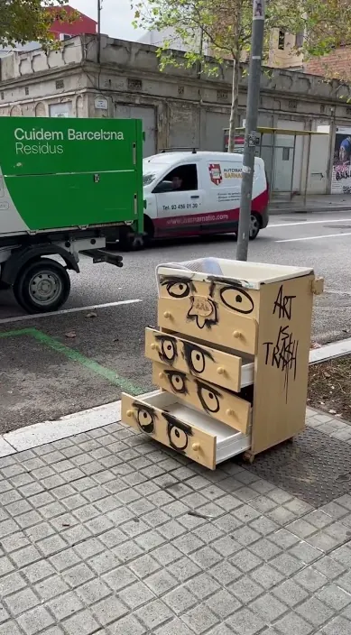 Abandonados. www. es – Street-Art: Szene aus dem Art-Is-Trash-Video von Francisco de Pájaro