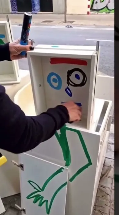 ACCIÓN CON @Vaciamos es – Street-Art: Szene aus dem Art-Is-Trash-Video von Francisco de Pájaro