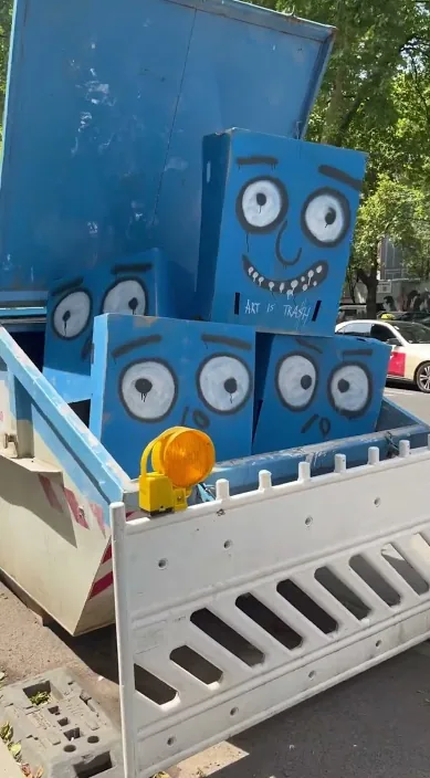 Acción en düsseldorf – Street-Art: Szene aus dem Art-Is-Trash-Video von Francisco de Pájaro