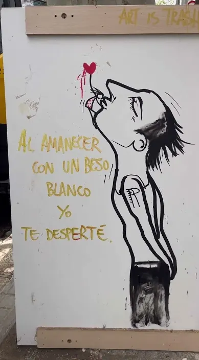 Tafel mit gemalter Figur und poetischer Zeile über die Morgendämmerung, Barcelona, Art Is Trash