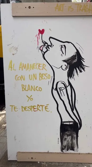 Tafel mit gemalter Figur und poetischer Zeile über die Morgendämmerung, Barcelona, Art Is Trash