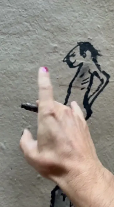 Antes roto que doblarme. www. es – Street-Art in Barcelona: Szene aus dem Art-Is-Trash-Video von Francisco de Pájaro