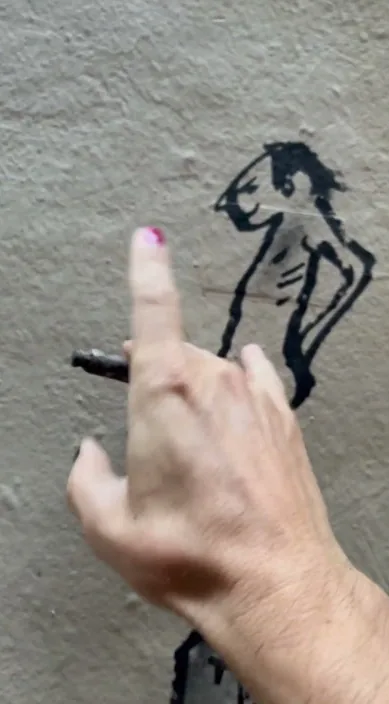Antes roto que doblarme. www. es – Street-Art in Barcelona: Szene aus dem Art-Is-Trash-Video von Francisco de Pájaro