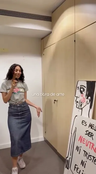 Frau zeigt in einer Wohnung ein Gemälde von Art Is Trash, Barcelona, Art Is Trash