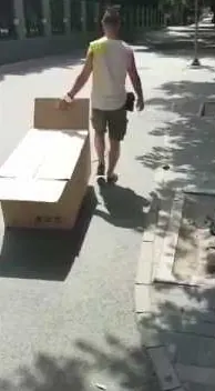  – Street-Art in Barcelona: Szene aus dem Art-Is-Trash-Video von Francisco de Pájaro