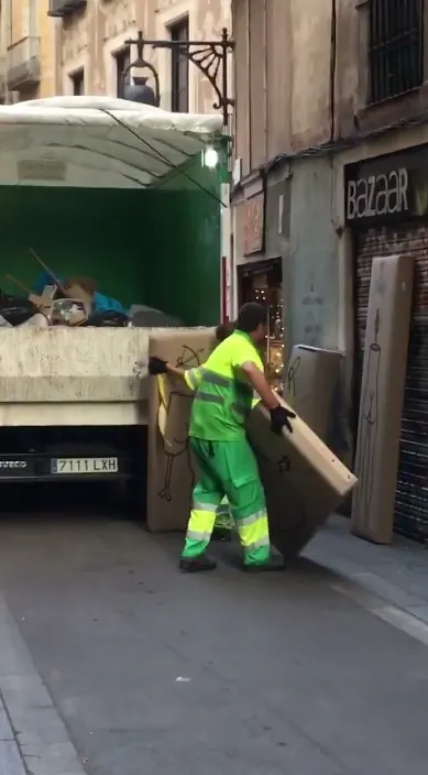 Arte Efímero – Street-Art in Barcelona: Szene aus dem Art-Is-Trash-Video von Francisco de Pájaro