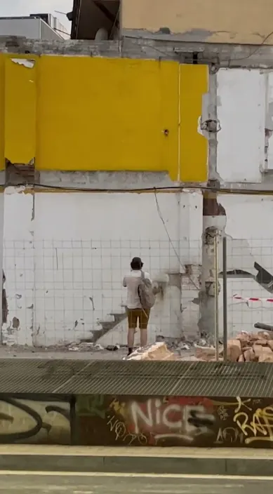 “banksy” cazado. www. es – Street-Art: Szene aus dem Art-Is-Trash-Video von Francisco de Pájaro