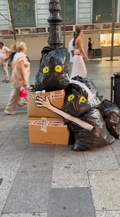 Figuren aus Müllsäcken und Pappe auf einer Straße, Barcelona, Art Is Trash