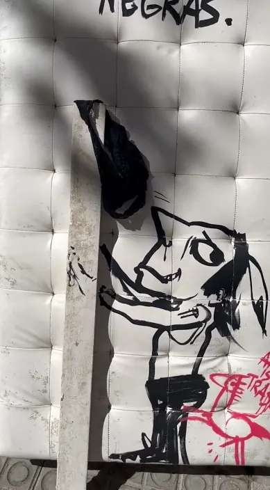 Bragas negras. www. es – Street-Art: Szene aus dem Art-Is-Trash-Video von Francisco de Pájaro