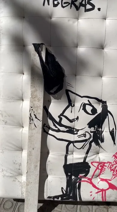 Bragas negras. www. es – Street-Art: Szene aus dem Art-Is-Trash-Video von Francisco de Pájaro