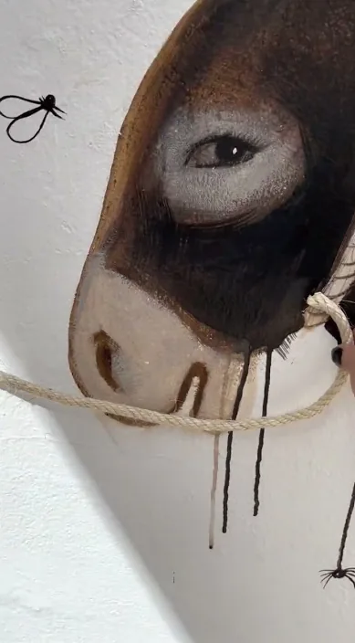 Burro en la Feria de Zafra, 2022 – Street-Art: Szene aus dem Art-Is-Trash-Video von Francisco de Pájaro