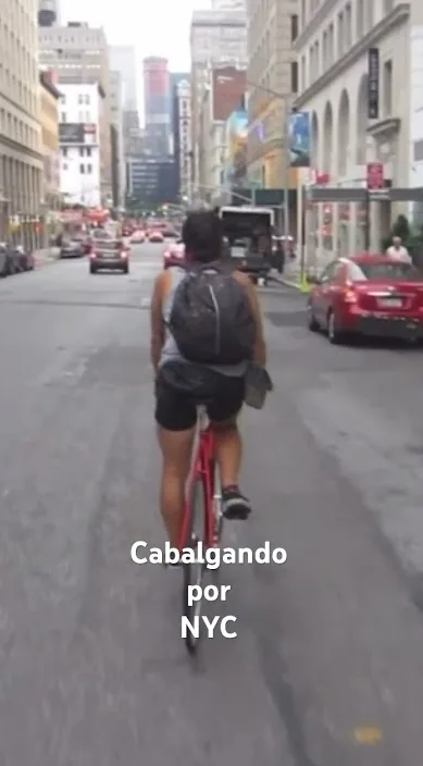 Cabalgando por NYC. www. es – Street-Art: Szene aus dem Art-Is-Trash-Video von Francisco de Pájaro