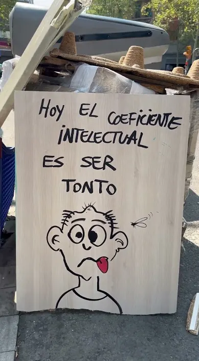Bemalte Tafel mit lustigem Gesicht und einem Spruch über den Intelligenzquotienten, Barcelona, Art Is Trash