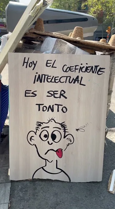 Bemalte Tafel mit lustigem Gesicht und einem Spruch über den Intelligenzquotienten, Barcelona, Art Is Trash