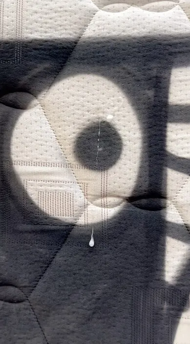 Ausrangierte Matratze mit einem großen aufgemalten Auge, Barcelona, Art Is Trash