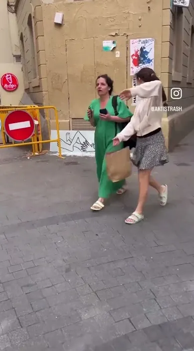 Con lo que hay sin moverlo – Street-Art in Barcelona: Szene aus dem Art-Is-Trash-Video von Francisco de Pájaro