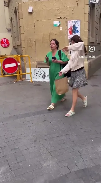 Con lo que hay sin moverlo – Street-Art in Barcelona: Szene aus dem Art-Is-Trash-Video von Francisco de Pájaro