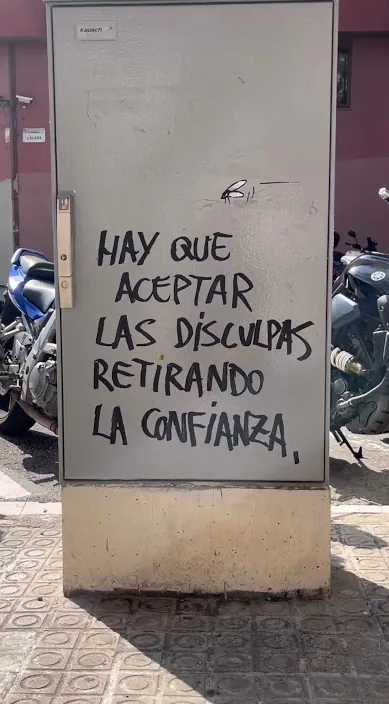 Confiar – Street-Art in Barcelona: Szene aus dem Art-Is-Trash-Video von Francisco de Pájaro