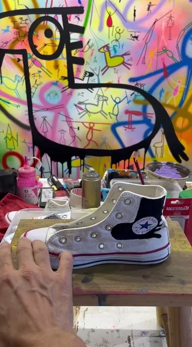 Converse trash. www. es – Street-Art in Barcelona: Szene aus dem Art-Is-Trash-Video von Francisco de Pájaro