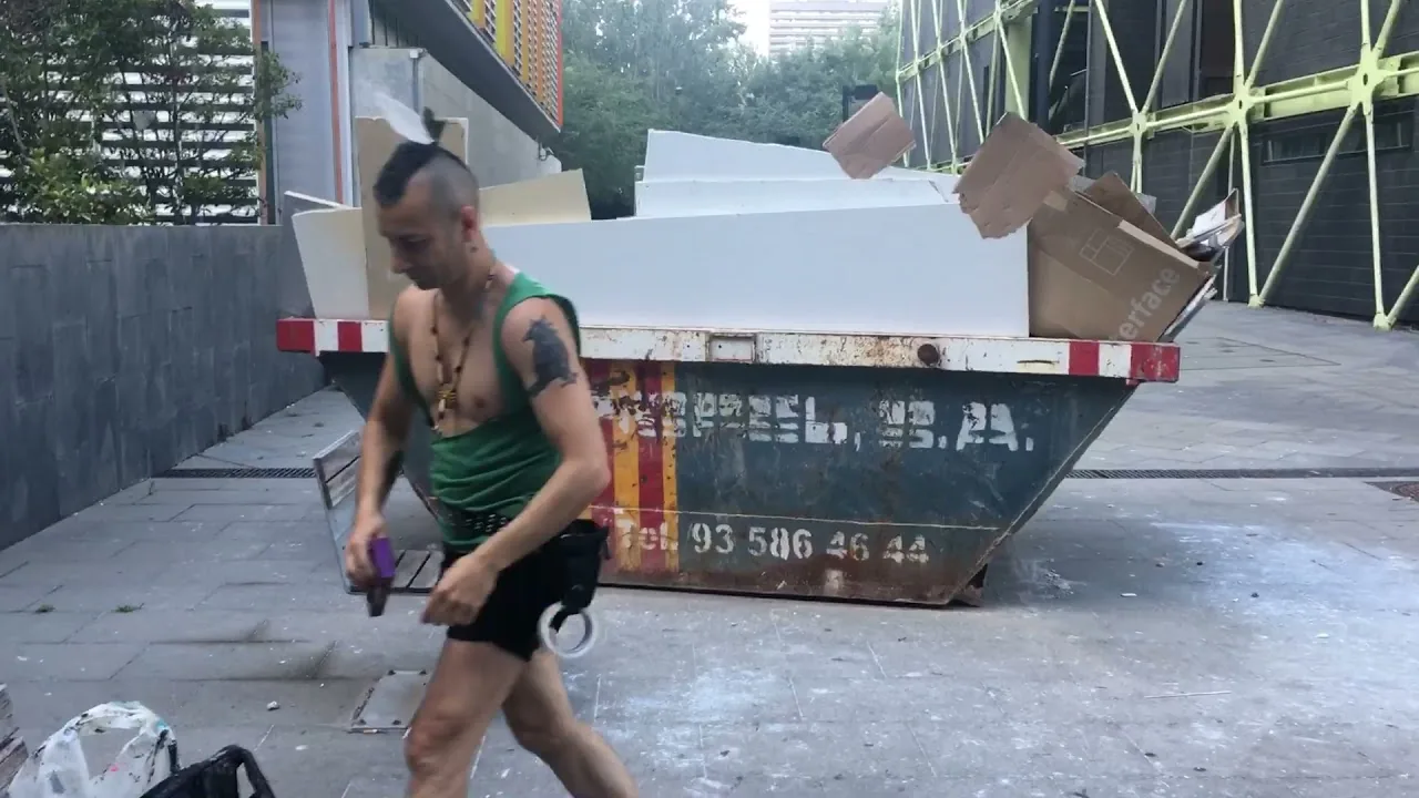 Convirtiendo un contenedor de basura en arte - Ver final en el próximo vídeo – Street-Art in Barcelona: Szene aus dem Art-Is-Trash-Video von Francisco de Pájaro