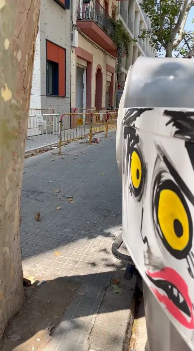 Mülleimer, mit einem Gesicht bemalt, Barcelona, Art Is Trash