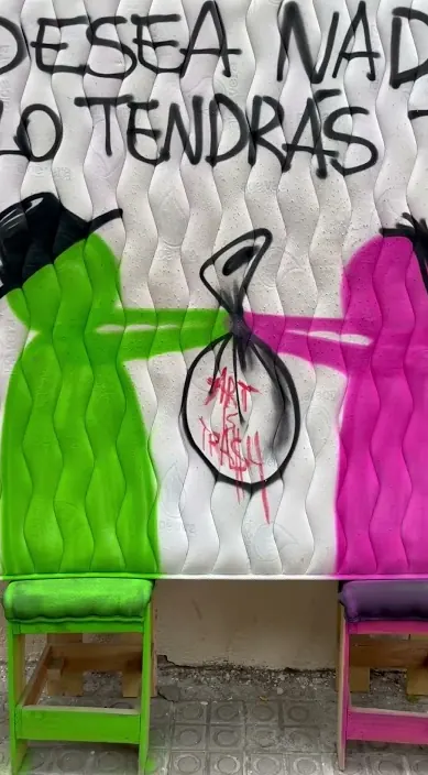 Desea nada y lo tendrás todo es – Street-Art: Szene aus dem Art-Is-Trash-Video von Francisco de Pájaro