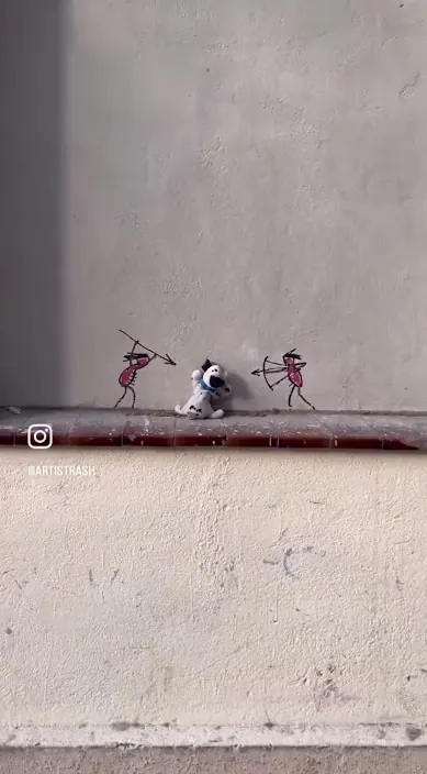 Winzige bemalte Figuren auf einer weißen Wand, Barcelona, Art Is Trash