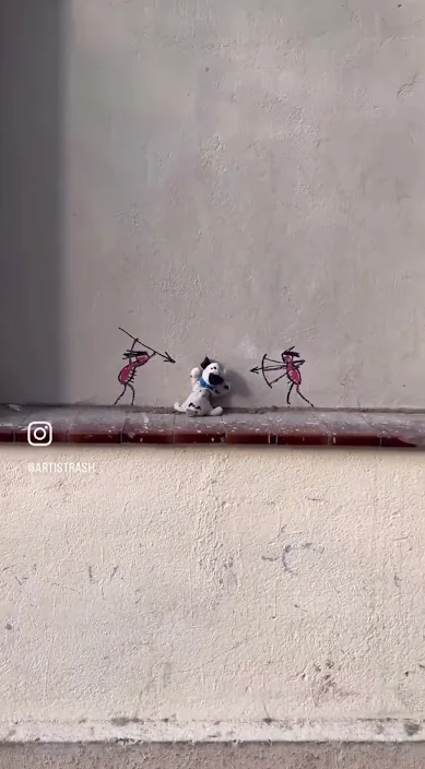 Winzige bemalte Figuren auf einer weißen Wand, Barcelona, Art Is Trash