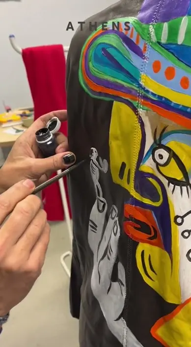 Diseñando chaquetas. www. es – Street-Art in Barcelona: Szene aus dem Art-Is-Trash-Video von Francisco de Pájaro