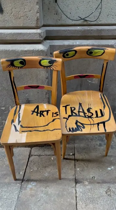 Dos sillas – Street-Art in Barcelona: Szene aus dem Art-Is-Trash-Video von Francisco de Pájaro