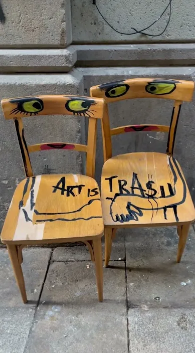 Dos sillas – Street-Art in Barcelona: Szene aus dem Art-Is-Trash-Video von Francisco de Pájaro