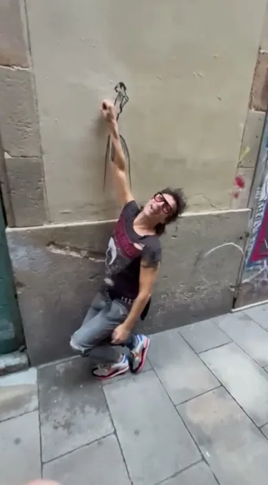 Duro como el acero. www. es – Street-Art in Barcelona: Szene aus dem Art-Is-Trash-Video von Francisco de Pájaro
