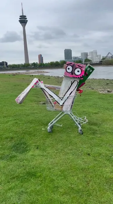 Düsseldorf alemania – Street-Art: Szene aus dem Art-Is-Trash-Video von Francisco de Pájaro