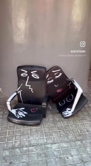 Zwei alte, mit Gesichtern bemalte Sessel auf dem Gehweg, Barcelona, Art Is Trash