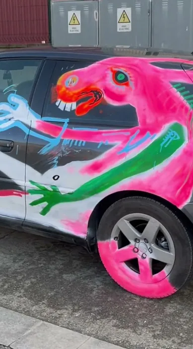 El coche fantástico – Street-Art in Barcelona: Szene aus dem Art-Is-Trash-Video von Francisco de Pájaro