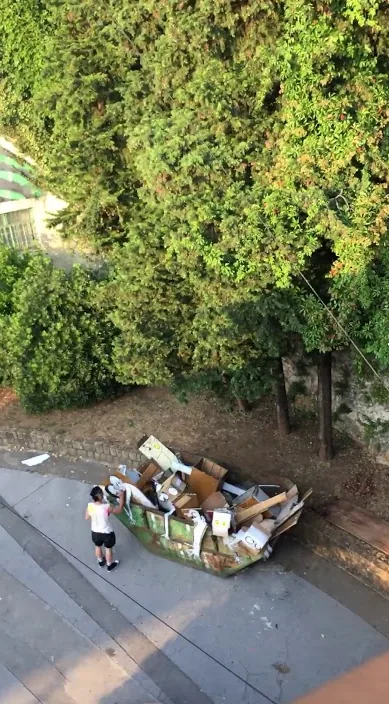 El contenedor de basura – Street-Art in Barcelona: Szene aus dem Art-Is-Trash-Video von Francisco de Pájaro