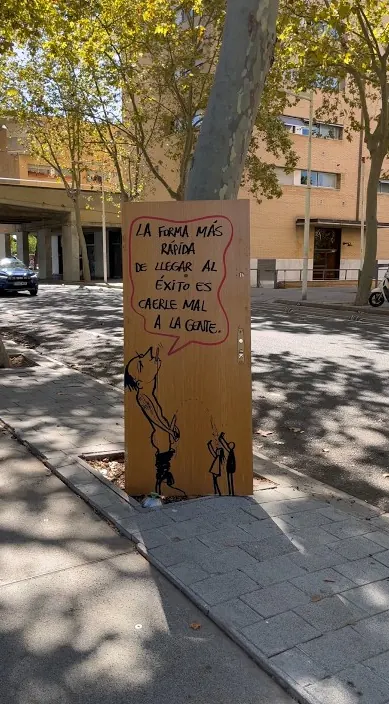 Holztafel mit einem Spruch über den Erfolg, auf der Straße aufgestellt, Barcelona, Art Is Trash