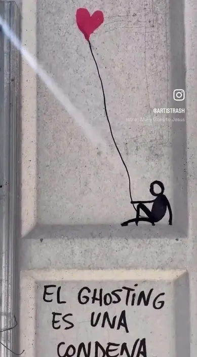 Kleine Figur mit rotem Herzballon und aufgemaltem Satz auf einem grauen Kasten an der Straße, Barcelona, Art Is Trash