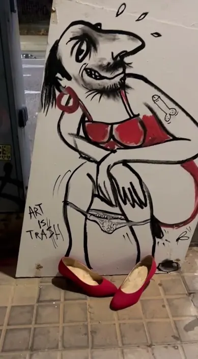 El mujer de rojo tiene un antojo www. es – Street-Art in Barcelona: Szene aus dem Art-Is-Trash-Video von Francisco de Pájaro
