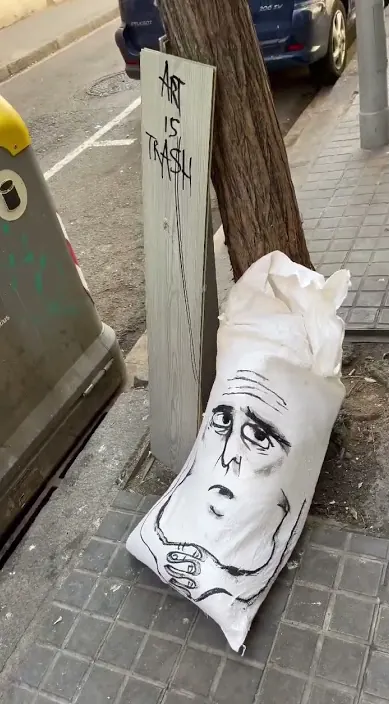 El tío del saco. es – Street-Art: Szene aus dem Art-Is-Trash-Video von Francisco de Pájaro