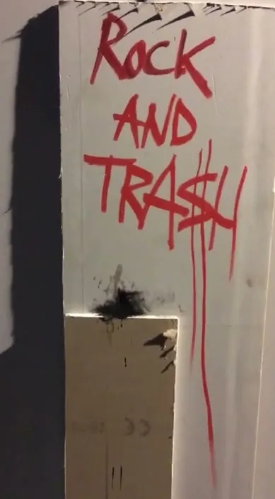 Elvis trash – Street-Art in Barcelona: Szene aus dem Art-Is-Trash-Video von Francisco de Pájaro