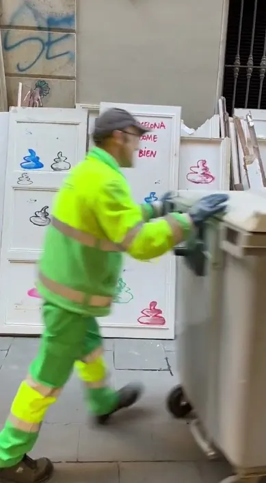 En BCN se come muy bien www. es – Street-Art: Szene aus dem Art-Is-Trash-Video von Francisco de Pájaro