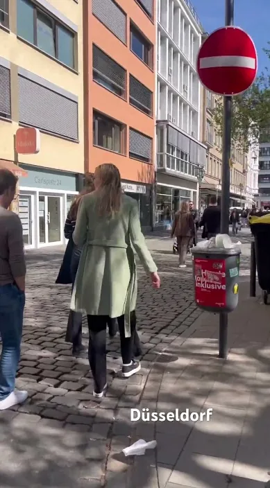 En el mercado de düsseldorf – Street-Art: Szene aus dem Art-Is-Trash-Video von Francisco de Pájaro