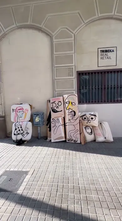 ENCUENTRO. 👉artistrash.es #arte #art #arteurbano #urbanart #streetart #barcelona Encuentro. es – Street-Art: Szene aus dem Art-Is-Trash-Video von Francisco de Pájaro