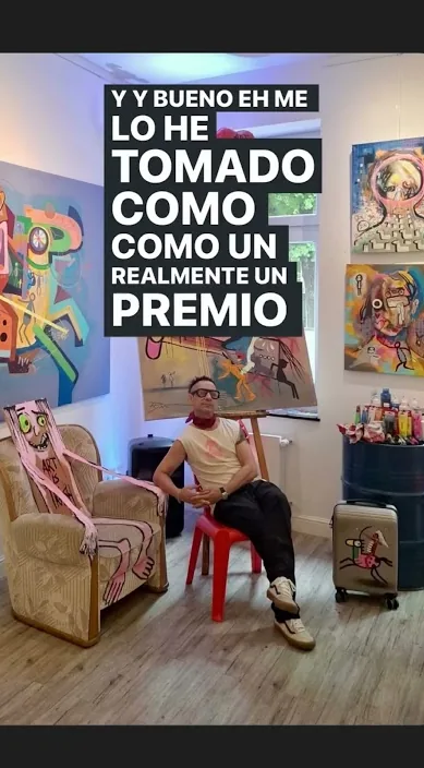 Interview mit Francisco de Pájaro in einer Galerie voller seiner Gemälde, Barcelona, Art Is Trash