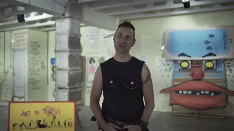 Entrevista – Street-Art in Barcelona: Szene aus dem Art-Is-Trash-Video von Francisco de Pájaro