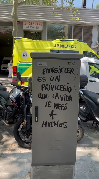 Aufgemalter Satz über das Älterwerden als Privileg auf einem Stromkasten an der Straße, Barcelona, Art Is Trash